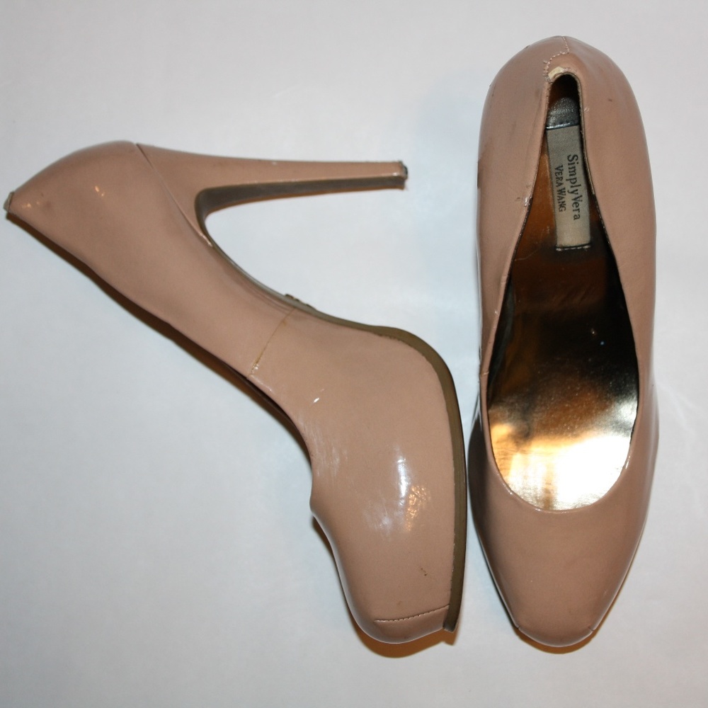 Vera Wang Nude Pumps